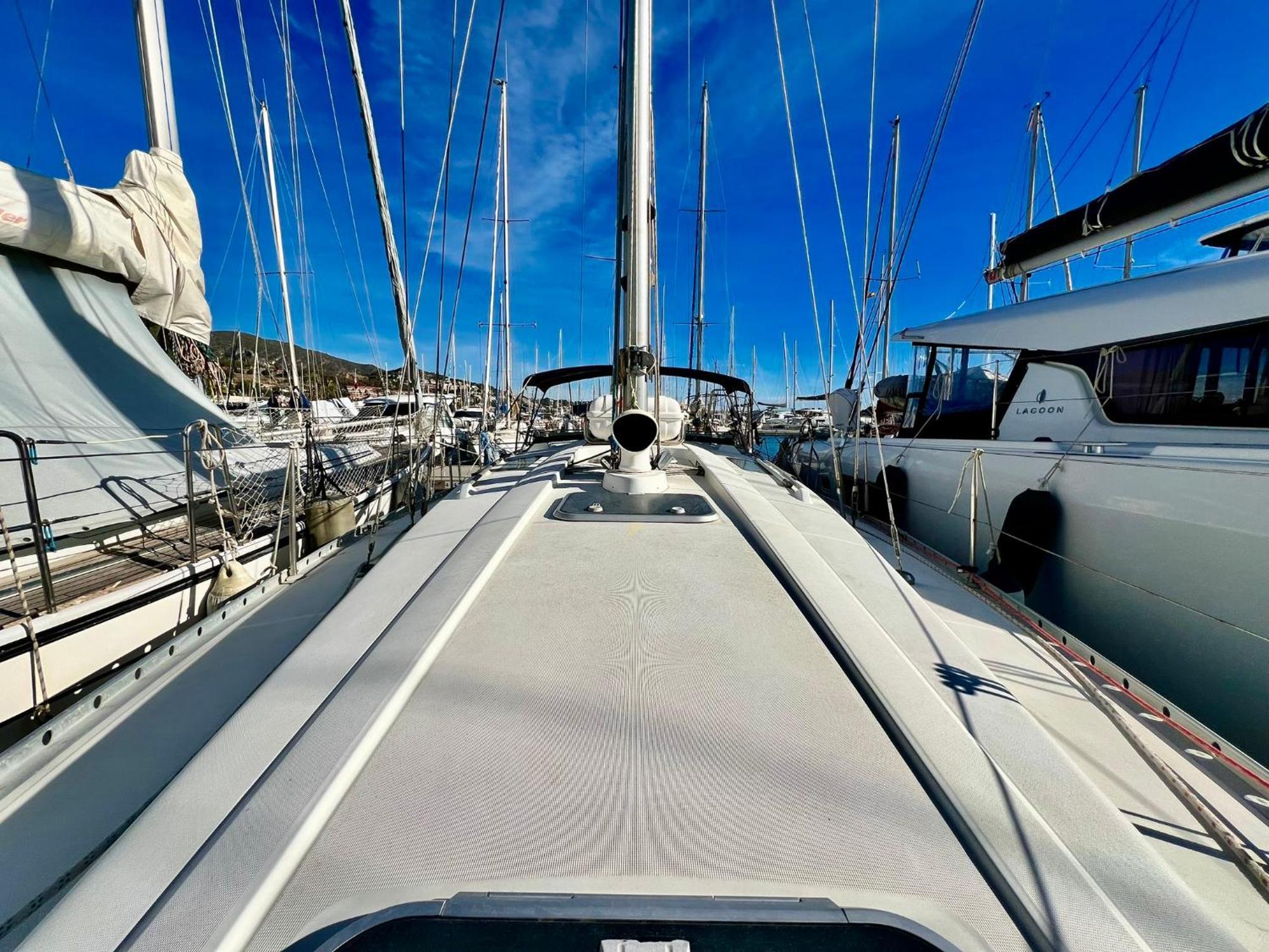Magnific Sailboat Next To The Beach Bcn Badalona Buitenkant foto